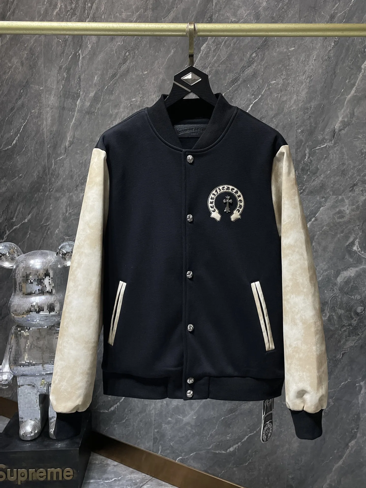 P436 Chrome Hearts 🍁Winter clothing is here🍁New Year's clothing Sanskrit cross woolen leather sleeves spliced ​​baseball embroidered cotton clothing Heavy embroidery➕Double sleeve splicing special technology Counter synchronization, heavy industry! ! Customized version of thickened woolen fabric, silk lining, customized version of hardware, not the ordinary version on the market! ! 🌈Recommended color: black coffee stitching 🌈Code number: S, M, L, XL